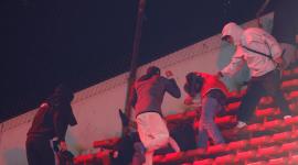 Hinchas se enfrentan en el partido de los octavos de final de la Copa Sudamericana entre Independiente y Universidad de Chile
