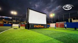 El festival Chulpicine lleva la pantalla grande a calles, barrios y plazas donde el cine no existe.  A través de estas historias iluminan comunidades y crean risas compartidas.