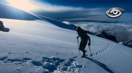 Karl Egloff domina las montañas con una mezcla precisa de concentración, preparación, estrategia y velocidad.  Conquista cumbres en tiempo récord.  Conozca al ecuatoriano-suizo que redefine el montañismo en casa ascenso.