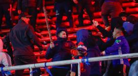 Hinchas de U de Chile se enfrentan en una tribuna el miércoles 20 de agosto, en un partido de los octavos de final de la Copa Sudamericana entre Independiente y Universidad de Chile en el estadio Libertadores de América en Avellaneda