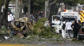 Integrantes de la Policía inspeccionan la zona del atentado en inmediaciones de la Escuela Militar de Aviación Marco Fidel Suárez este jueves, en Cali (Colombia).