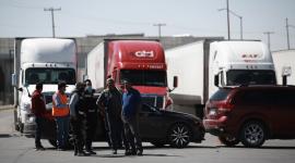 Transportistas hacen fila para ser inspeccionados en el Puente Internacional Zaragoza, en la frontera entre México y Estados Unidos.