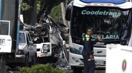 Integrantes de la Policía Nacional inspeccionan la zona del atentado tras una explosión en inmediaciones de la Escuela Militar de Aviación Marco Fidel Suárez en Cali (Colombia).