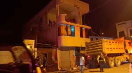 Una vivienda de tres plantas quedó destruida tras la deflagración de un tanque de gas en Riobamba.