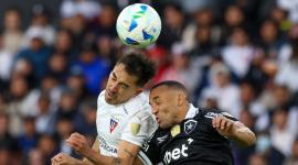 Lisandro Alzugaray (izquierda), de Liga de Quito,  salta a cabecear con Fernando Marcal, de Botafogo, en el partido disputado el 21 de agosto del 2025.