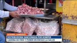 En Riobamba, Agrocalidad ejecutó un operativo en el mercado La Condamine, sector Santa Rosa, donde decomisó productos cárnicos sin registro sanitario.
Un reportaje de Mercedes Chávez