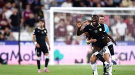 James Ward-Prowse, de West Ham United, intenta frenar al volante ecuatoriano Moisés Caicedo, de Chelsea, en el partido jugado el 22 de agosto del 2025.