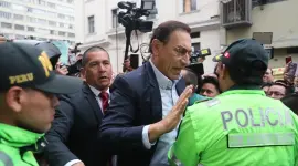 El expresidente peruano Martín Vizcarra permanece detenido por supuestamente haber recibido sobornos.