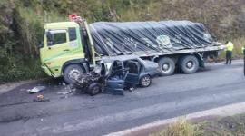 Un camión y un automóvil chocaron trágicamente en la provincia de Bolívar.