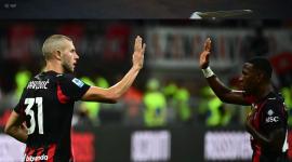 Strahinja Pavlovic celebra el gol del AC Milan junto con el ecuatoriano Pervis Estupiñán, quien lo asistió para que concretara la anotación.