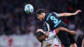 Piero Hincapié (3)  quiere jugar en la Premier League. Arsenal, Chelsea y Tottenham buscan su fichaje, en la última semana del mercado de verano en Europa.