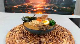 Este lunes 25 de agosto del 2025 preparamos un delicioso ramen de cerdo junto al chef Felipe Campana.