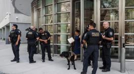 Oficiales del Departamento de Seguridad Nacional patrullan afuera de una audiencia de declaración de culpabilidad para el fundador del Cartel de Sinaloa, Ismael Zambada García, conocido como El Mayo, en el Tribunal del Distrito Este de Nueva York, en Brooklyn.