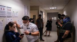 Los agentes federales son una presencia habitual fuera de los tribunales de inmigración de Manhattan, donde se detiene a un número cada vez más grande de inmigrantes.