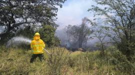 Los Bombeos de Quito atendieron una fuerte emergencia en Nayón por una quema irresponsable.