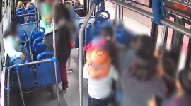 Un asalto a un bus urbano se registró en cámaras de vigilancia.