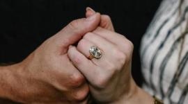 Taylor Swift se comprometió con el jugador de fútbol americano Travis Kelce.