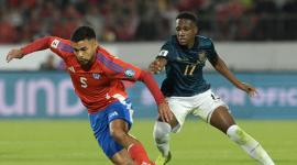 Darwin Guagua (derecha) persigue a Paulo Díaz, de Chile, durante el partido de  Eliminatorias sudamericanas  disputado el 25 de marzo del 2025.