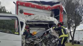 Un camión chocó contra una volqueta y dejó una persona fallecida.