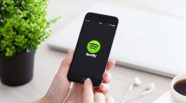 Spotify es una plataforma digital que ofrece acceso a una biblioteca de música, podcasts y audiolibros.