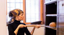 Una mujer prepara un pan sin gluten en Madrid, España.