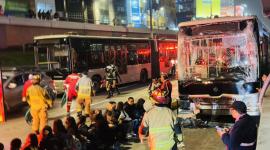 Los pasajeros heridos se sentaron en la vía exlusiva del bus en espera de ser atendidos por los paramédicos