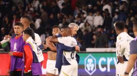El técnico Thiago Nunes abraza a Carlos Gruezo. Liga de Quito está en cuartos de final de la Libertadores, pero intenta mantenerse en la  pelea en el torneo local.