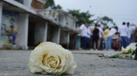 Una rosa cerca de la tumba de un menor que murió durante una balacera en El Empalme, en Guayas.