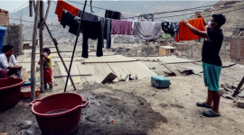 Habitantes del barrio "Los Jazmines" en Lima, Perú, extienden sus ropas recién lavadas.
