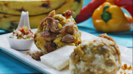 El bolón es un plato emblemático de la gastronomía ecuatoriana que tiene como protagonista al verde, el queso y el chicharrón.