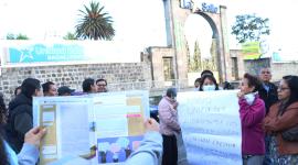 Padres de familia realizaron un plantón en los exteriores de un Colegio en Quito por el cobro excesivo en libros y uniformes.