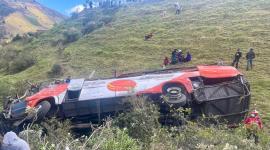 Un bus perdió pista y se volcó en el cantón Colta el miércoles 27 de agosto del 2025.