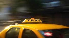 Un taxista fue interceptado por hombres armados luego de retirar dinero de un banco.
