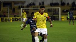 Mario Pineida, de Barcelona, controla el esférico ante la marca de un jugador de Cuenca Juniors, en el partido de la Copa Ecuador.