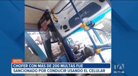 El chofer de un bus de transporte público fue sancionado por usar el celular mientras conducía. Según la Agencia Metropolitana de Tránsito, registra más de 200 multas en su historial.
Un reportaje de Juan Miguel Rodríguez