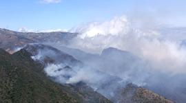 La Secretaría de Riesgos monitorea incendio forestal en Cañar.
