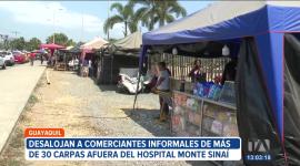 La Policía Nacional, junto a las Fuerzas Armadas y Segura EP, desalojó a los comerciantes informales que se ubicaban en los exteriores de un hospital en Guayaquil.
Un reportaje de Paula Kuhn
