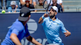 Djokovic volea durante el partido contra Svajda.