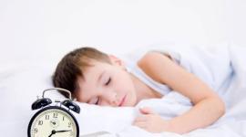 La rutina de sueño adecuada es vital para el correcto desempeño de los niños en la escuela.