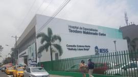 Médicos residentes del Hospital Teodoro Maldonado Carbo fueron hallados con licor al interior de la institución.