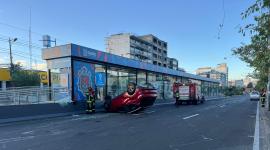 Un vehículo y una furgoneta chocaron y una persona resultó herida.