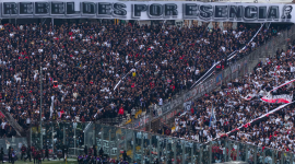 Un hincha murió en el superclásico del fútbol chileno.