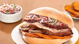 El pan con chicharrón es un desayuno típico en Perú.