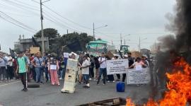 Pacientes renales bloquearon la vía Babahoyo - Juján para exigir al Gobierno el pago a las dializadoras.