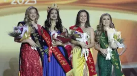 Doménica Jarrín, reina de Quito 2024-2025, y su corte de honor el día de la elección.