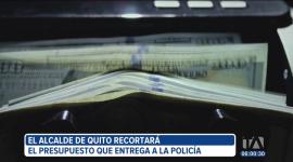 El Municipio de Quito reducirá los recursos que entrega a la Policía Nacional. Según el alcalde, esos fondos se destinarán a la instalación de cámaras de seguridad en instituciones educativas.
Un reportaje de Stephany Paz