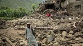 Un hombre camina en medio de escombros tras el destructivo terremoto registrado en Kunar, Afghanistan.