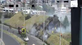 Cuerpo de Bomberos atienen un incendio en el norte de Quito.