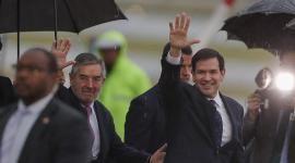 El canciller mexicano Juan Ramón de la Fuente (i) recibe al secretario de Estado de Estados Unidos, Marco Rubio (d), a su llegada al aeropuerto Internacional Felipe Ángeles.