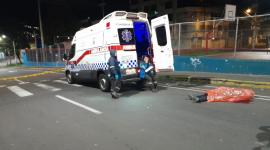 Una ambulancia llegó a auxiliar a un hombre atropellado pero murió en el sitio.